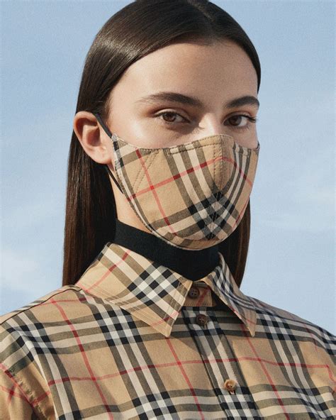 gesichtsmaske burberry muster|Burberry launcht Schutzmasken mit ikonischem Karo.